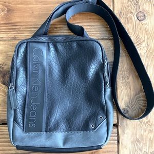 Calvin Klein men’s black leather shoulder bag